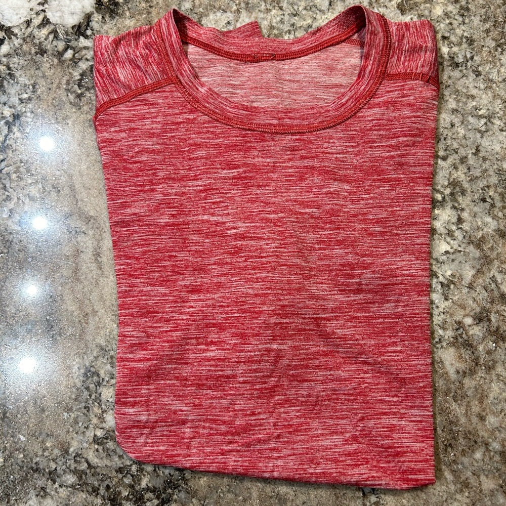 Lululemon Metalvent Tech Tee Size Large in Red